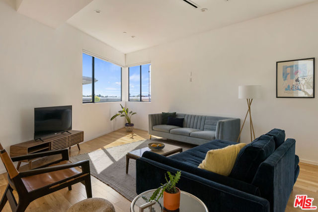1403 Eagle Vista Drive, Los Angeles CA: https://media.crmls.org/mediaz/a8b230e8-9e72-40a2-a58a-9ae0afedb1b1.jpg