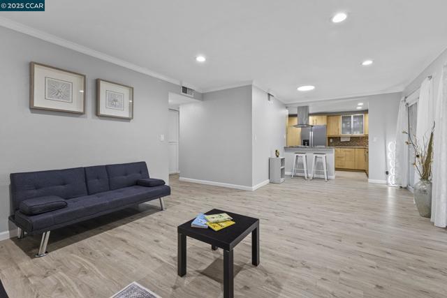 1117 Indian Summer Ct, San Jose CA: https://media.crmls.org/mediaz/a8b2f8ad-95f6-49c4-a447-c3e54518c2b9.jpg