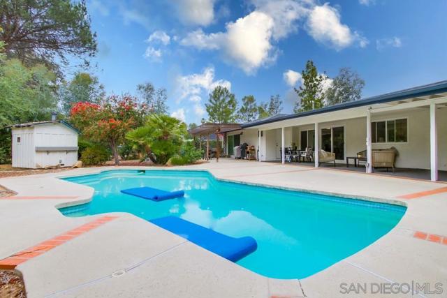 16820 Orchard Bend Rd, Poway CA: https://media.crmls.org/mediaz/a8b38572-c391-4319-a84a-52bbf6c9655c.jpg