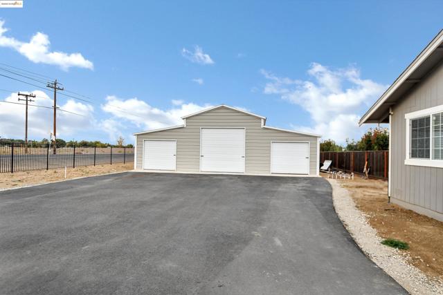 4828 Sellers Ave, Brentwood CA: https://media.crmls.org/mediaz/a8b44a17-1150-4993-926d-e11c933d6680.jpg