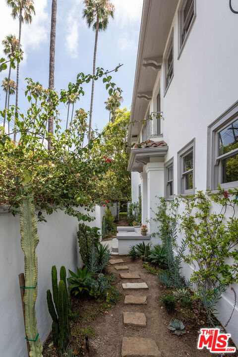 5850 Foothill Drive, Los Angeles CA: https://media.crmls.org/mediaz/a8b46c38-17d8-4291-983c-d533c2a26b39.jpg