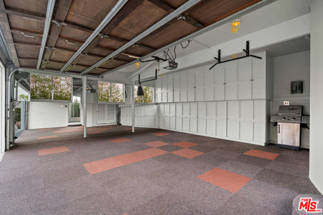 8411 Hollywood Boulevard, Los Angeles CA: https://media.crmls.org/mediaz/a8b47ccf-acdc-4e1c-be38-f13599d8e9be.jpg