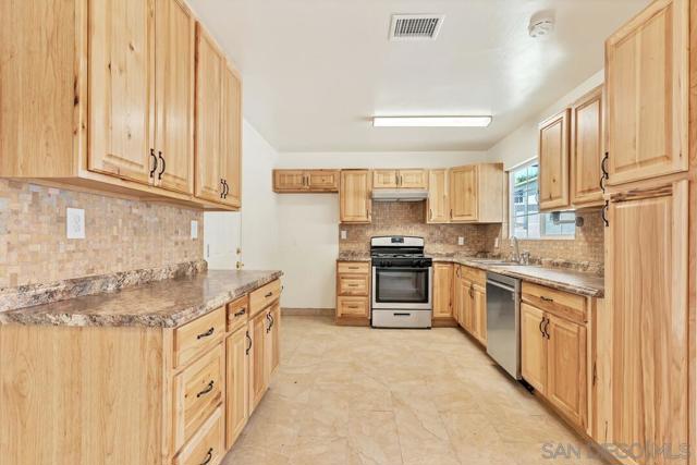 9548 Abbeyfield Rd, Santee CA: https://media.crmls.org/mediaz/a8b4d8ff-841e-4377-a4d5-a0b650df7820.jpg