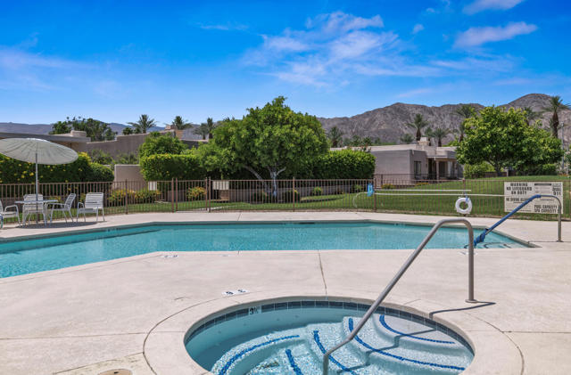 48114 Calle Seranas, La Quinta CA: https://media.crmls.org/mediaz/a8b5ab69-cc81-41b1-bed0-069ad3f30170.jpg
