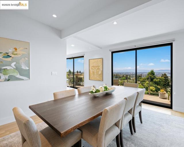 310 Pacific Ave, Piedmont CA: https://media.crmls.org/mediaz/a8b61a02-a025-4fa1-8336-ff04526cb8a7.jpg