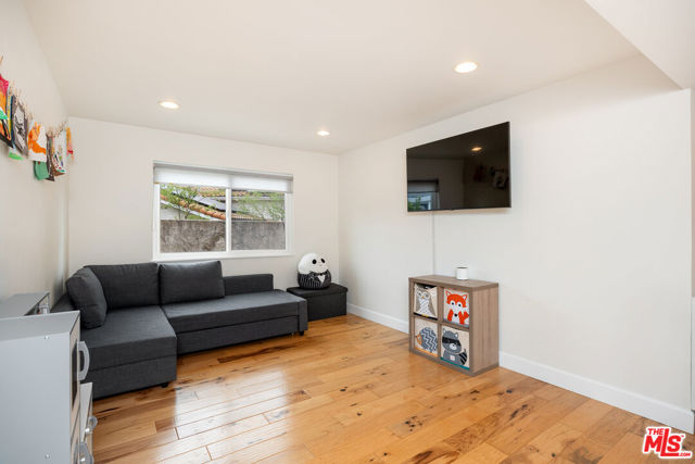 22518 Jameson Drive, Calabasas CA: https://media.crmls.org/mediaz/a8b639d1-1aac-42f5-be41-9397d94caae3.jpg