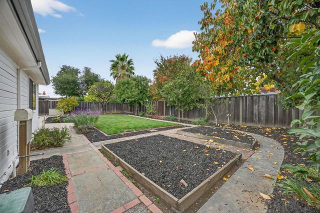 866 Stonehurst Way, Campbell CA: https://media.crmls.org/mediaz/a8b66239-27ce-4160-8d3f-2f585f60dd2e.jpg