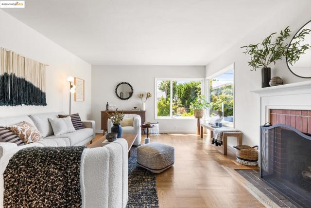 1420 Catherine Dr, Berkeley CA: https://media.crmls.org/mediaz/a8b7fd82-05c0-4772-a20c-b1ea5c10bc51.jpg