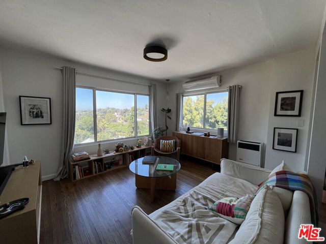 2225 1/2 Lake Shore Avenue, Los Angeles CA: https://media.crmls.org/mediaz/a8b8adb9-7822-492d-9f2c-3966154378cb.jpg