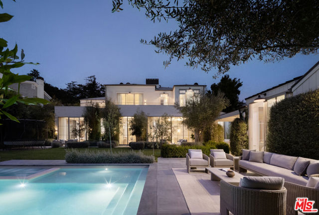 127 S Burlingame Avenue, Los Angeles CA: https://media.crmls.org/mediaz/a8b9df74-0dfa-44b5-81ea-8b5960d958ed.jpg