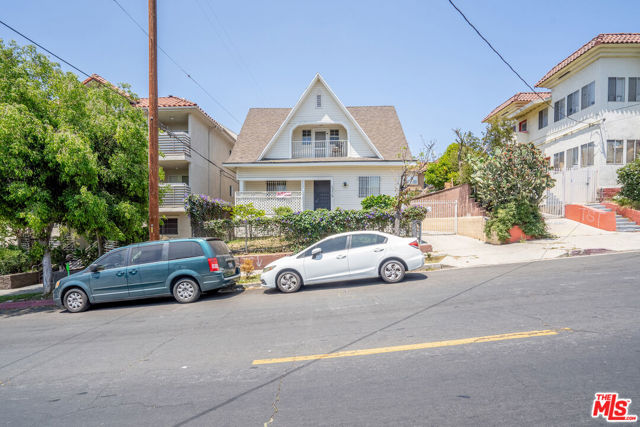 2963 San Marino Street, Los Angeles CA: https://media.crmls.org/mediaz/a8ba79b3-7b51-48b8-859c-829d7e458621.jpg
