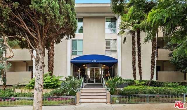 927 N Kings Road, West Hollywood CA: https://media.crmls.org/mediaz/a8bb34f6-d175-42f8-8804-2a82990aaf3c.jpg