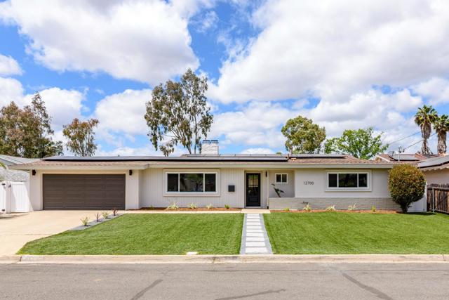 12700 Soule St, Poway CA: https://media.crmls.org/mediaz/a8bbdf44-112e-4f3c-9124-8df2f10a5525.jpg