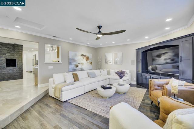 24 Crest Ct, Alamo CA: https://media.crmls.org/mediaz/a8bd1f49-d7be-403e-b900-74f329a7b580.jpg