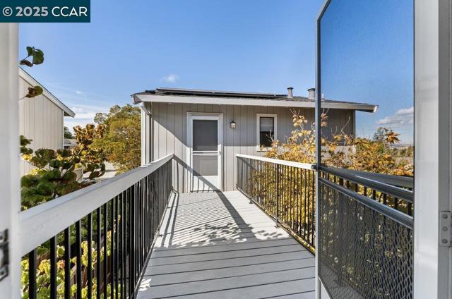 955 Camino Verde Cir, Walnut Creek CA: https://media.crmls.org/mediaz/a8bdb044-d7e6-45dd-a1a3-3a9280a97662.jpg