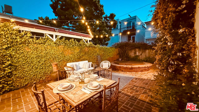 2403 Ocean Avenue, Venice CA: https://media.crmls.org/mediaz/a8be2256-0168-4384-b3c6-3d00ae0a7f54.jpg