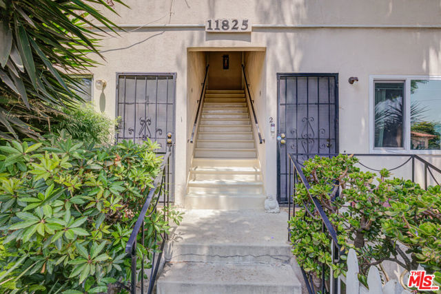 11825 Iowa Avenue, Los Angeles CA: https://media.crmls.org/mediaz/a8bea5bd-3d60-487f-8872-10706094ad12.jpg