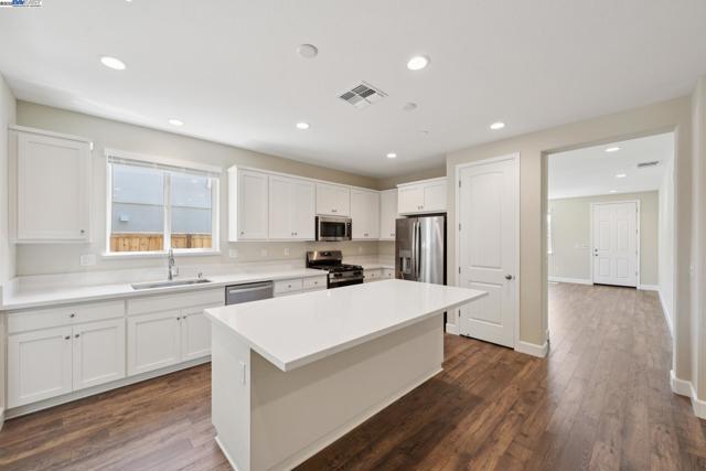 1305 Sunningdale Lane, Fairfield CA: https://media.crmls.org/mediaz/a8beadde-426b-417b-bee0-e0927c7abab5.jpg