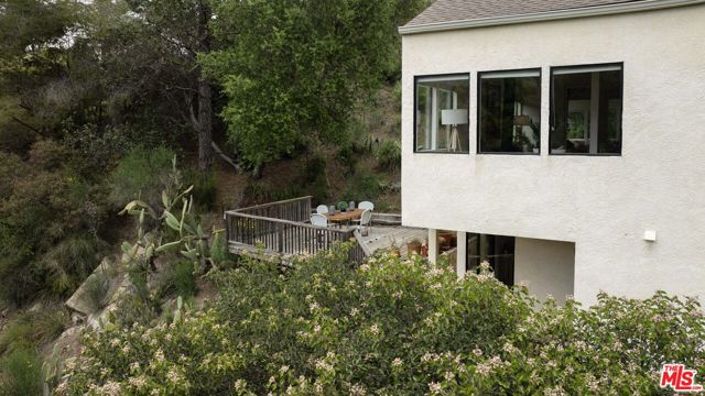 1639 Oak Drive, Topanga CA: https://media.crmls.org/mediaz/a8becc94-4b6e-477a-9a3c-845c829e4f33.jpg