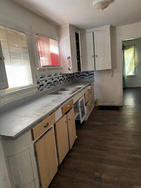 704 J Street, Chula Vista CA: https://media.crmls.org/mediaz/a8bf5fae-1336-429e-ae27-89c348f89bf9.jpg