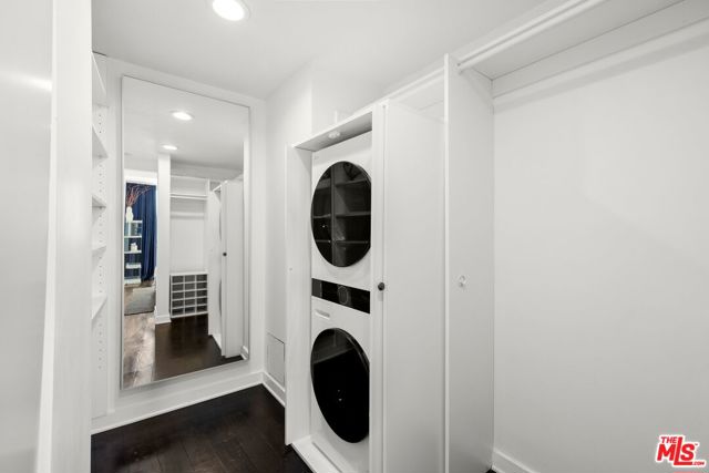 7250 Franklin Avenue, Los Angeles CA: https://media.crmls.org/mediaz/a8bfa657-0288-42a8-aef2-277e30a1b6d9.jpg