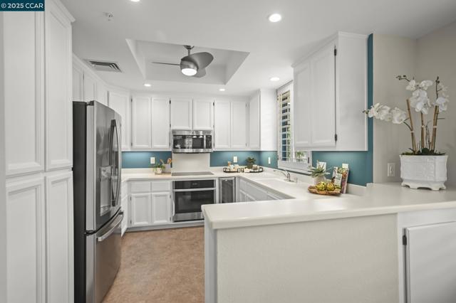 5954 Autumnwood Dr, Walnut Creek CA: https://media.crmls.org/mediaz/a8c079fd-94f2-4296-8b14-370b852a9615.jpg