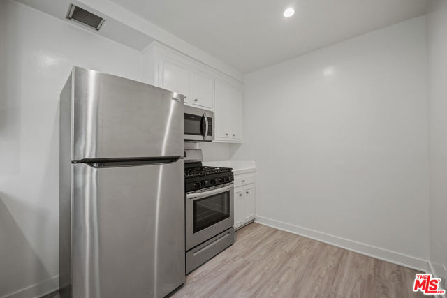605 S Barrington Avenue, Los Angeles CA: https://media.crmls.org/mediaz/a8c0be4c-3a04-4219-8246-5f740b4fe793.jpg