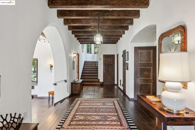 6801 Estates Dr, Oakland CA: https://media.crmls.org/mediaz/a8c14dab-09ba-41da-b824-49000ff037df.jpg