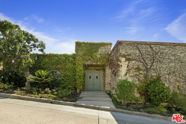 1634 Gilcrest Drive, Beverly Hills CA: https://media.crmls.org/mediaz/a8c1b33e-397f-4c91-ae17-1094a33831b9.jpg