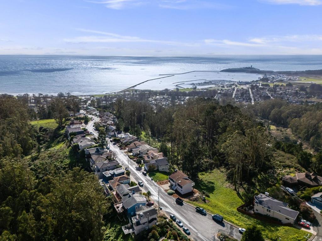 563 El Granada Boulevard