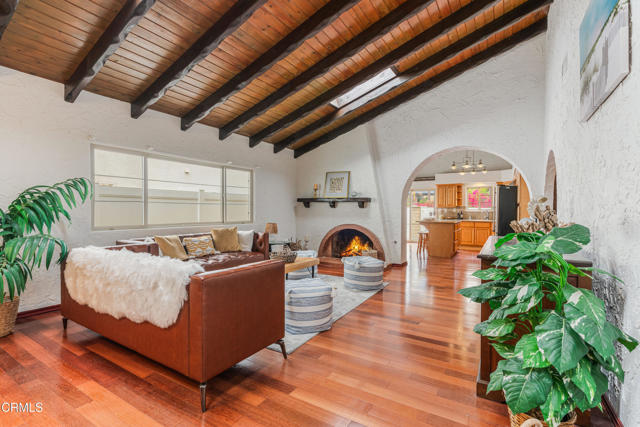 5451 Reef Way, Oxnard CA: https://media.crmls.org/mediaz/a8c21387-08da-4b10-8fe4-0b92f1ff9bea.jpg