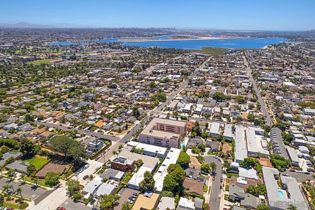 4750 Noyes St, San Diego CA: https://media.crmls.org/mediaz/a8c26be1-94e9-4804-8fcf-9f3e96073b2d.jpg
