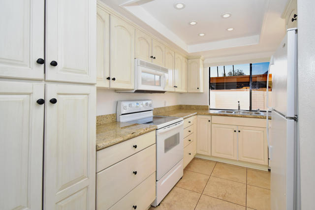 2217 Los Patos Drive, Palm Springs CA: https://media.crmls.org/mediaz/a8c27cf9-de18-4e49-b1a7-fe158ffbab67.jpg