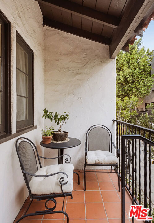 830 N Gardner Street, Los Angeles CA: https://media.crmls.org/mediaz/a8c2f2aa-fbbe-4cbc-b1a8-5fefdf46d92c.jpg