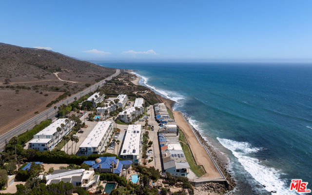 11862 Starfish Lane, Malibu CA: https://media.crmls.org/mediaz/a8c35e99-c916-4f45-b200-088c6fe9e207.jpg