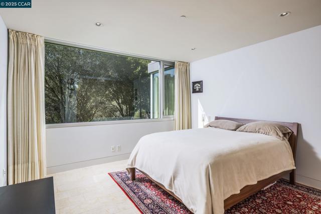 2 Crane Ct, Orinda CA: https://media.crmls.org/mediaz/a8c3e5ad-304b-4427-a532-2e78bb1e4896.jpg