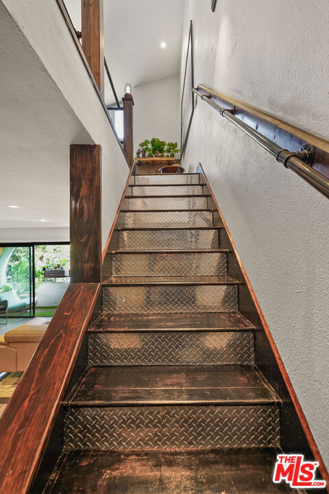 10926 Bluffside Drive, Studio City CA: https://media.crmls.org/mediaz/a8c44674-b6ae-4946-bbdf-143224e8da19.jpg
