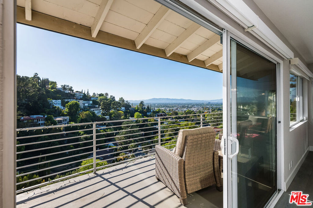 3909 Glenridge DriveSherman Oaks image #8