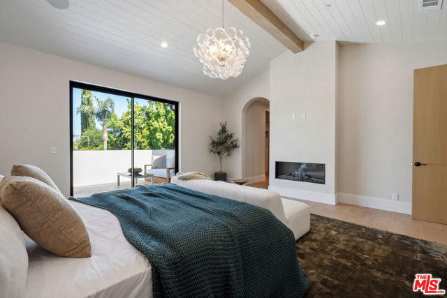 5036 Woodley Avenue, Encino CA: https://media.crmls.org/mediaz/a8c4d823-455e-4e3d-8420-cdb6ced31796.jpg