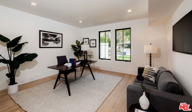 4153 Vantage Avenue, Studio City CA: https://media.crmls.org/mediaz/a8c519bf-59fc-46f1-aaa9-9adac8f940bc.jpg