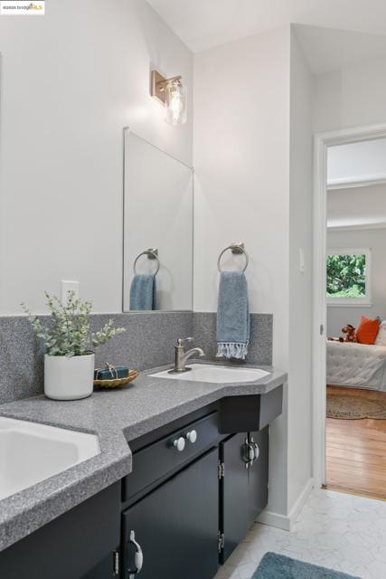 1023 Overlook Rd, Berkeley CA: https://media.crmls.org/mediaz/a8c5bfbc-333a-46dc-aa64-87e9d694807d.jpg