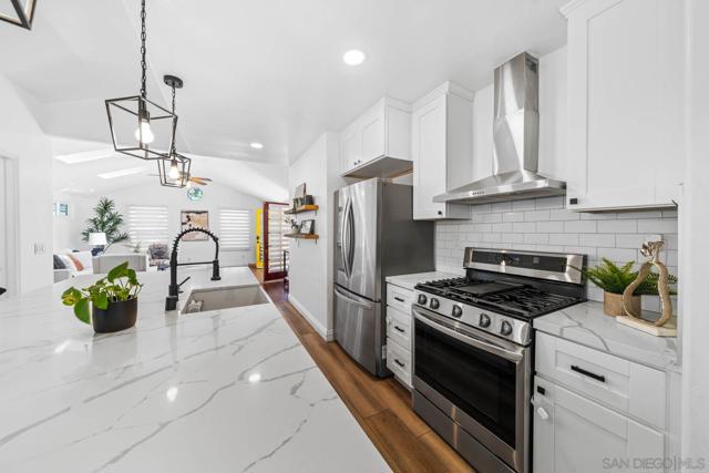 516 Bonito Avenue, Imperial Beach CA: https://media.crmls.org/mediaz/a8c5d05a-fd16-4125-a48b-bddfd282b347.jpg