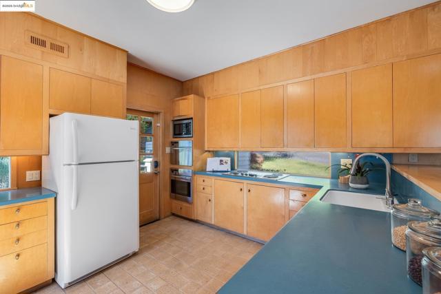 2671 Shasta Rd, Berkeley CA: https://media.crmls.org/mediaz/a8c5d210-d0ca-4229-8e2e-9fa635d8dbcb.jpg