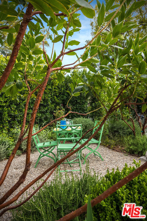 13109 Valley Vista Boulevard, Studio City CA: https://media.crmls.org/mediaz/a8c71b3f-655d-4fa3-8541-3951b768c205.jpg