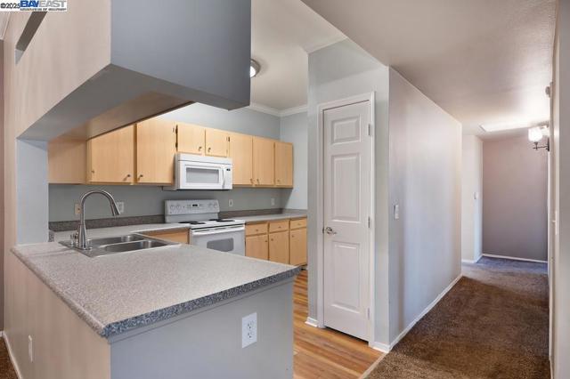 701 Gibson Dr, Roseville CA: https://media.crmls.org/mediaz/a8c775e9-4b06-4319-b04c-ee62de9e3094.jpg