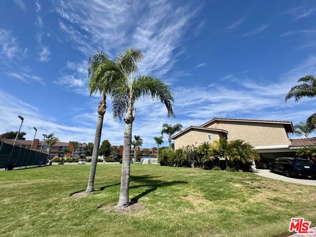 7756 Sailboat Circle, Huntington Beach CA: https://media.crmls.org/mediaz/a8c9266f-52d9-4752-8c61-dc509f2c8676.jpg