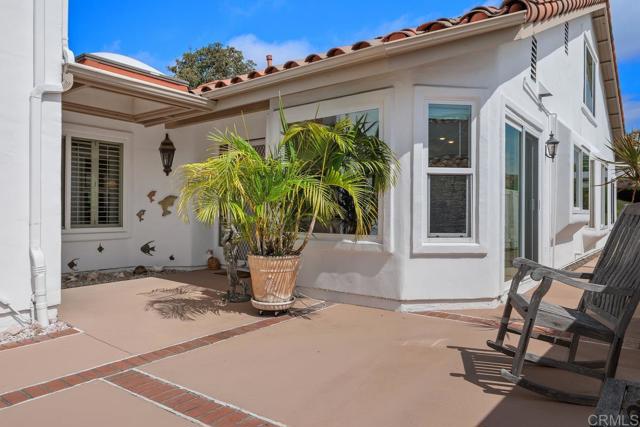 5015 Alicante Way, Oceanside CA: https://media.crmls.org/mediaz/a8ca6924-8f85-4505-8b83-1fce07285117.jpg