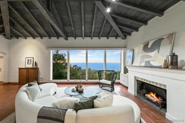 7520 Hillside Dr, La Jolla CA: https://media.crmls.org/mediaz/a8cbcbb0-8cf6-4916-8468-8cb6825caf85.jpg