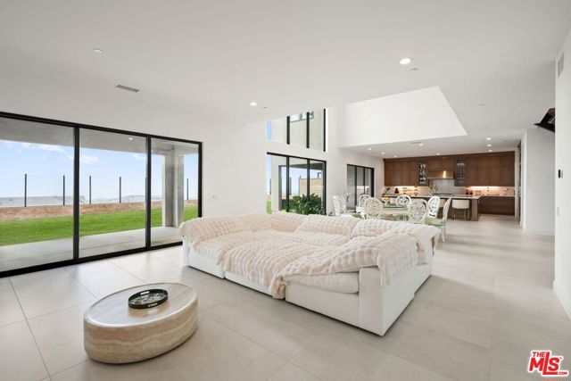 20244 W Albion Way, Porter Ranch CA: https://media.crmls.org/mediaz/a8cdfad6-1309-46b4-af13-4d2062529503.jpg