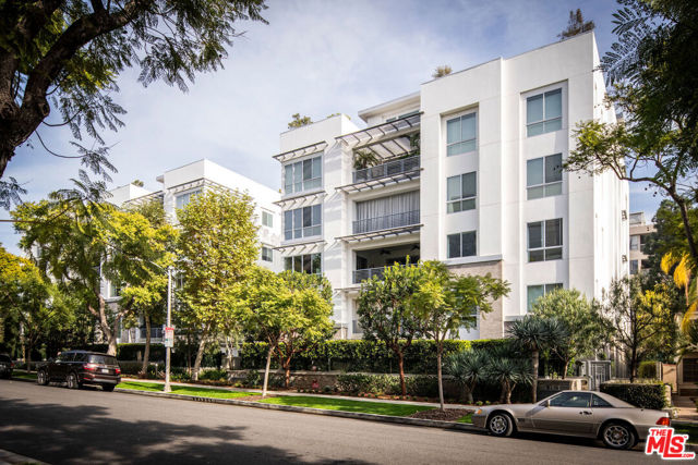 460 N Palm Drive, Beverly Hills CA: https://media.crmls.org/mediaz/a8ce8d22-bbf2-4250-9228-be1d8651641c.jpg